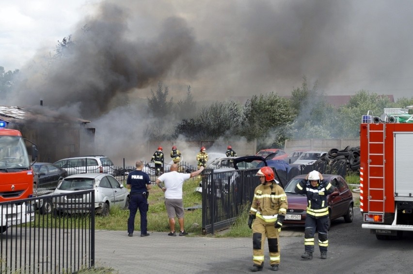 Pożar w Łosinie. 8 zastępów straży pożarnej ratowało mienie. Ewakuowano mieszkańców pobliskiego domu