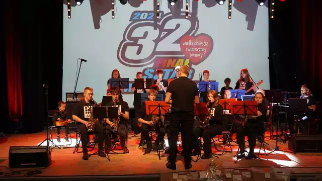 Podczas 32. Finału Wielkiej Orkiestry Świątecznej Pomocy na scenie włoszczowskiego Domu Kultury wystąpił między innymi Big Band Włoszczowa. Więcej na następnych zdjęciach >>>