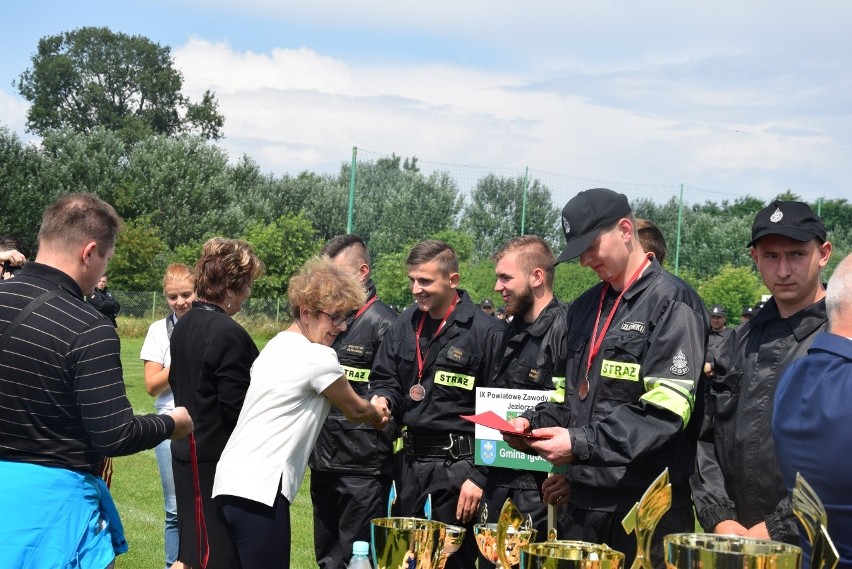 Bosutów i Poskwitów to najlepsze drużyny strażackie w powiecie krakowskim. Zawody sportowo-pożarnicze [ZDJĘCIA]