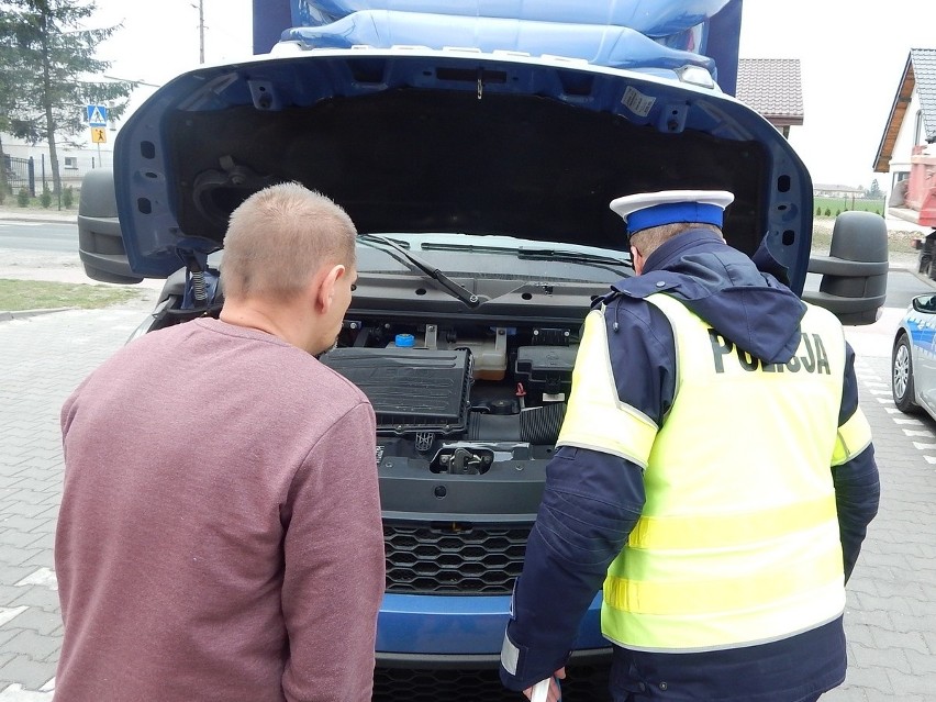 Co i ile wylatuje z rury wydechowej naszych samochodów? Spaliny - i to sporo! Sprawdzili to radziejowscy policjanci w akcji Smog