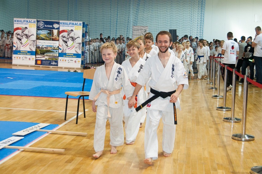 Michał Ciechanowski z Koneckiego Klubu Karate wyprowadza...