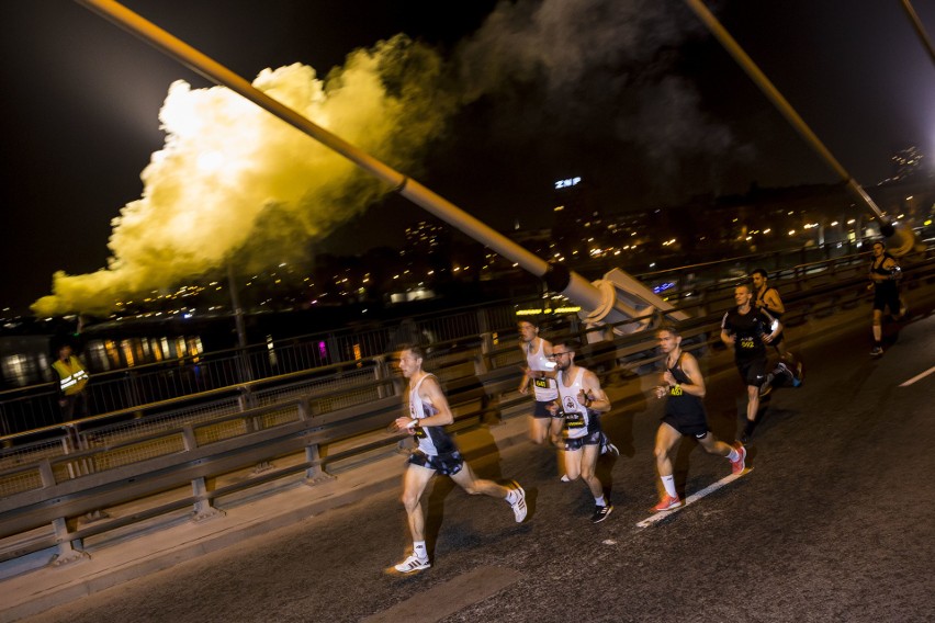 W nocy odbył się Adidas Runners x Warsaw Night Mile. W Warszawie biegano przez Most Świętokrzyski [ZDJĘCIA]