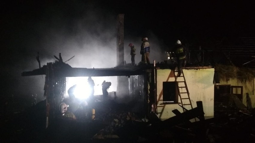 Pożar w Pewli Wielkiej. Drewniany dom spłonął całkowicie....