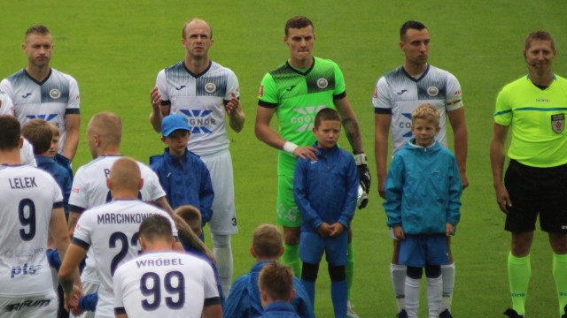 Wiktor Kaczorowski (w zielonym stroju), podstawowy bramkarz Hutnika, dostał w tym sezonie już cztery żółte kartki. Dlatego nie może zagrać w meczu z Olimpią Elbląg