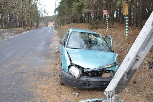 Kierowca tego nissana miał wiele szczęścia. Choć rozbił auto na słupie energetycznym, wyszedł z wypadku bez szwanku. Odpowie jednak za prowadzenie po pijanemu i spowodowanie kolizji.