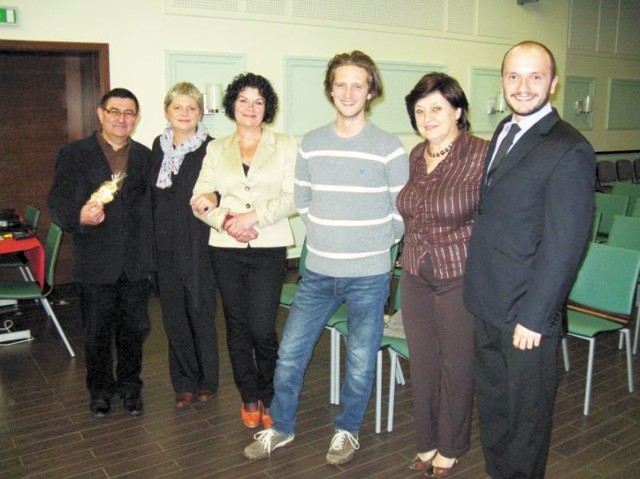 Pamiątkowe zdjęcie z reżyserem Jarosławem Szmidtem (trzeci z prawej) i krytykiem filmowym Adamem Radziszewskim (pierwszy z lewej)