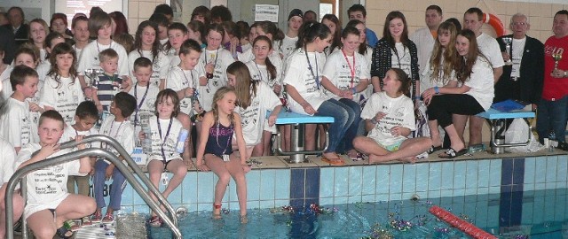 To oni ustanowili w niedzielę w Kazimierzy Wielkiej nowego Guinnessa w pływaniu całodobowym: 1087 kilometrów i 25 metrów.