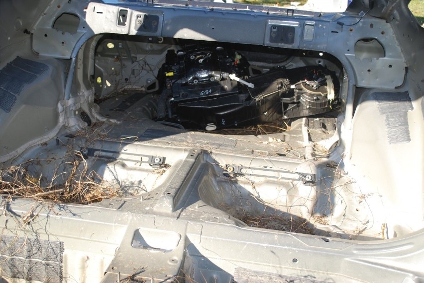 Ropczyce. Policjanci i pogranicznicy znaleźli części ze skradzionych samochodów. Ich wartość to 500 tys. zł [ZDJĘCIA]