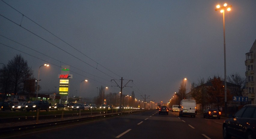 W tym miejscu, między ul. Konstytucyjną, a centrum handlowym...