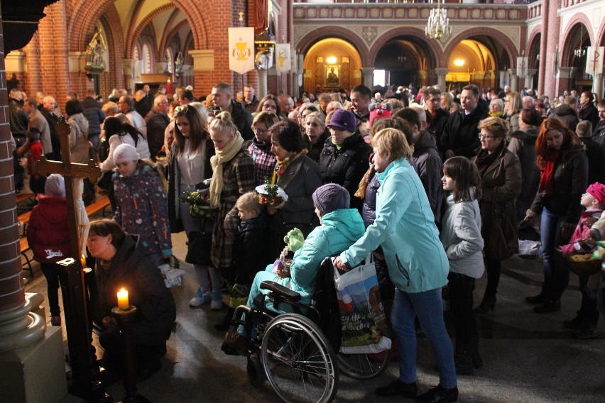 Wielka Sobota 2015: Święcenie pokarmów w parafii św. Anny w...