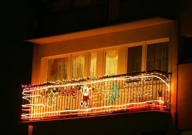 Krzysztof Andrzejewski, ul. Wilcza- Od kilku lat dekorujemy balkon. Mamy wiele miejsca, bo jest duży. Pomaga mi żona i szwagierka. Co roku dokupujemy coś nowego. W tym roku to Mikołaj i świetlny wąż. W przyszłym roku zamierzamy jeszcze bardziej powiększyć nasza iluminację.