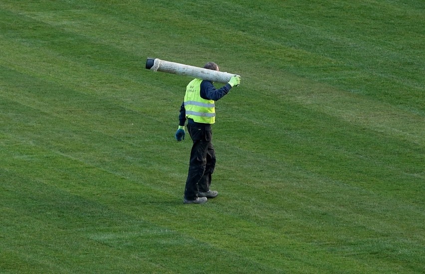 Nowa trawa rozkładana jest już na stadionie Pogoni Szczecin