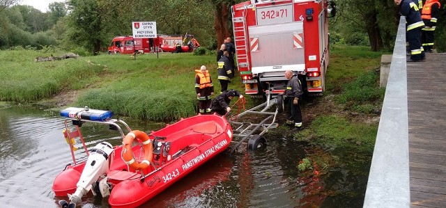 Mężczyzna był z kolegą na rybach. Potem obaj poszli popływać. Niestety 29-latek nie wyszedł już z rzeki. Jego poszukiwania ruszyły w niedzielę, 4 czerwca, około godz. 17:00.Poszukiwania mężczyzny prowadzone są na wysokości miejscowości Borki koło Nowej Soli. Od niedzieli rzekę przeszukują strażacy z Zielonej Góry, Nowej Soli, oraz ochotnicy z Przyborowa i Otynia.Rzeka jest przeszukiwana z łodzi. – Mężczyzna nie został odnaleziony, w poniedziałek od samego rana akcja została wznowiona - mówi sierż. Justyna Sęczkowska, rzeczniczka nowosolskiej policji. W akcji biorą udział nowosolscy policjanci. – Poprosiliśmy również o pomoc strażackich płetwonurków – dodaje sierż. Sęczkowska. Nad Odrę mają dojechać również ratownicy WOPR.W poniedziałek przeszukiwana jest Odra na odcinku od miejscowości Borki do miejscowości Bobrowniki koło Otynia.Policjanci wiedzą, że w wodzie zaginął 29-latek, obywatel Ukrainy. Razem z kolegą, również obywatelem Ukrainy, byli na rybach nad Odrą. W pewnym momencie postanowili popływać. Do wody weszli obaj, ale 29-letni mężczyzna nie wypłynął. Zaraz po zgłoszeniu jego zaginięcia ruszyły poszukiwania. 29-latek najprawdopodobniej utonął. Zobacz też: Przechodzień uratował pasażerkę tonącego autaźródło: STORYFULPrzeczytaj też:   Akcja strażaków w Borkach. W Odrze szukają człowieka