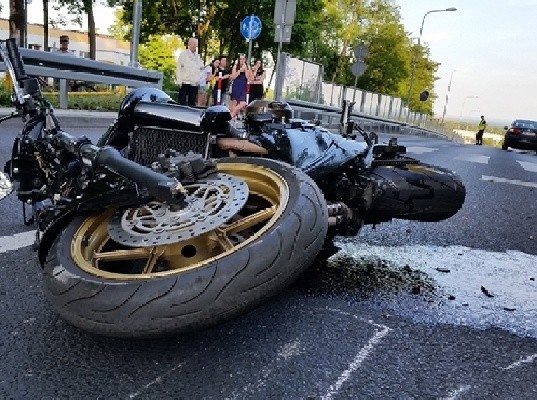 Do wypadku doszło na ul. Michalskiego w Zielonej Górze. Motocyklista uderzył w tył volkswagena.