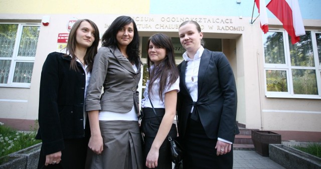 Matura 2009: - Czujemy się rewelacyjnie - mówiły przed egzaminem  języka polskiego uczennice liceum imienia Chałubińskiego.  Od lewej: Olga Jelonek, Olga Dróżdż, Karolina Grzywacz i Paulina Maślak.