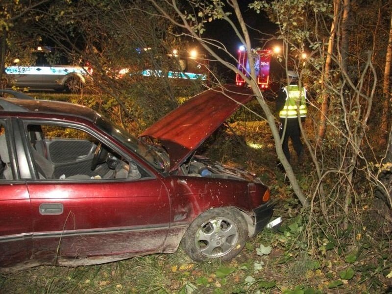 Wypadek w Ćmińsku. Opel rozbity w lesie, mężczyzna ranny