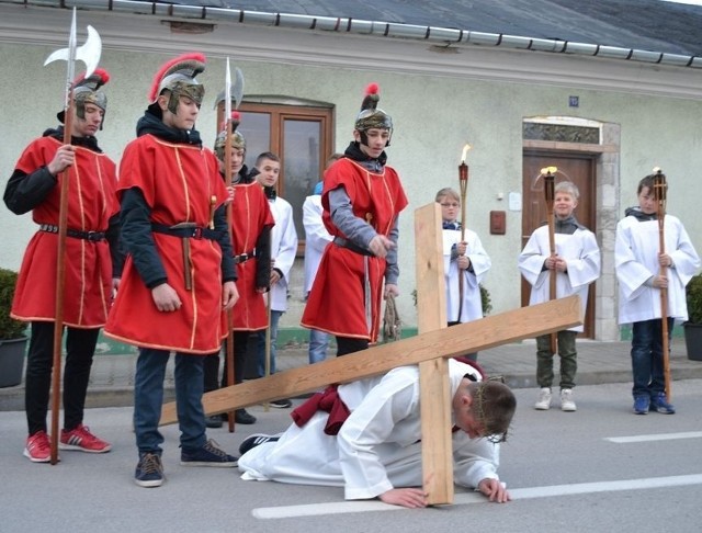 Procesja drogi krzyżowej to tradycja w starej włoszczowskiej parafii. Tak było rok temu przed Świętami Wielkanocnymi.