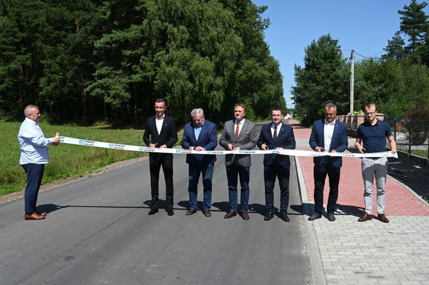 Nowa inwestycja drogowa w gminie Strawczyn. Jest nowa nawierzchnia oraz chodnik dla pieszych