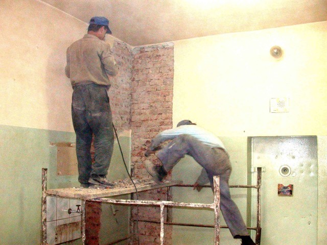 Prace trwają również w celach. Tam buduje się przewody wentylacyjne, a przy kuciu ścian pomagają więźniowie.