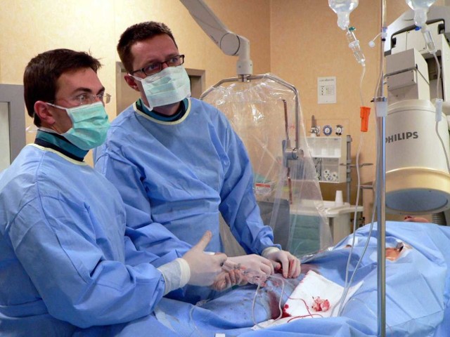 Operacja na Oddziale Kardiologii Inwazyjnej i Angiologii w szpitalu w Stalowej Woli.