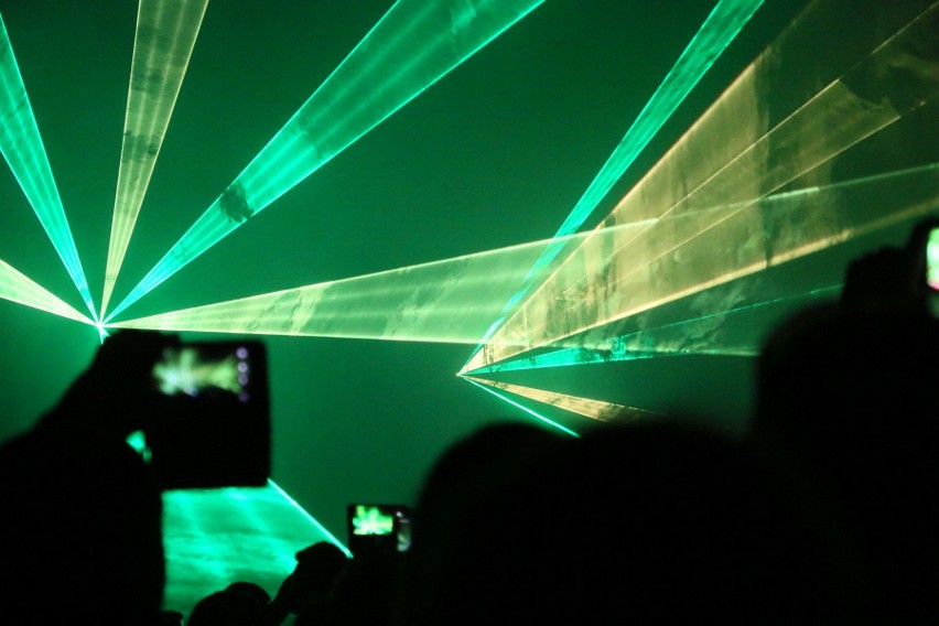 Kilka tysięcy osób obejrzało laserowe widowisko, które...