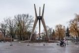 Pomnik na skwerze Leszka Białego w Bydgoszczy ogrodzony. Konflikt wokół tego monumentu wciąż istnieje (zdjęcia)