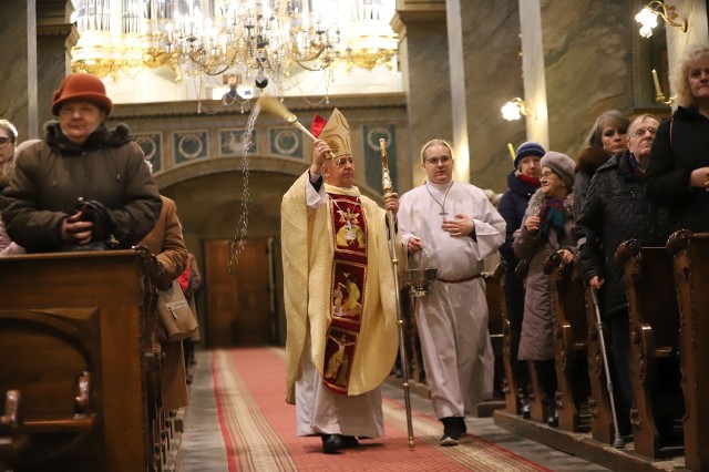 Ksiądz biskup Jan Piotrowski poświęcił wiernych wodą święconą.