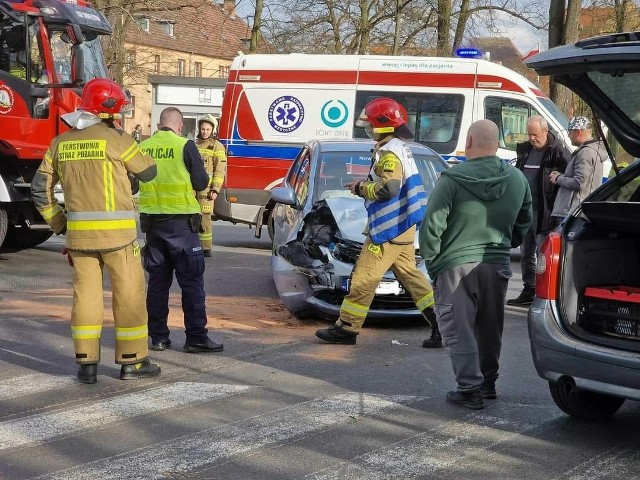 Trzy auta zderzyły się na skrzyżowaniu w Skwierzynie.