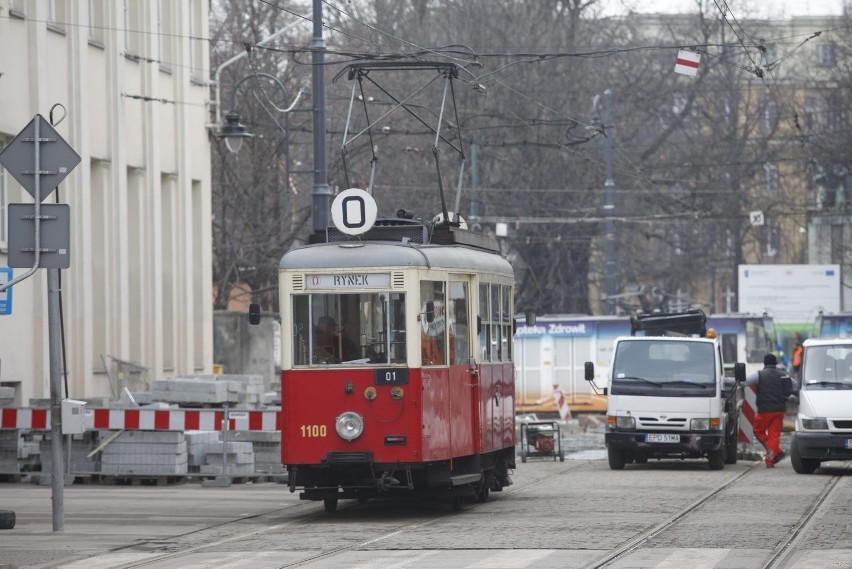 Katowice: Zabytkowy tramwaj wozi pasażerów między pl. Wolności i rynkiem [ZDJĘCIA]