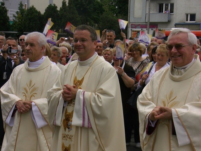 Bp Tadeusz Lityński (w środku) na uroczystość został odprowadzony przez parafian