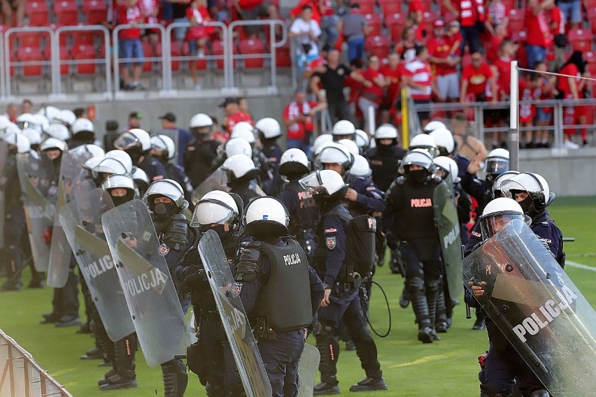 Zamieszki po ostatnim gwizdku na stadionie Widzewa. Musiała interweniować policja! ZDJĘCIA
