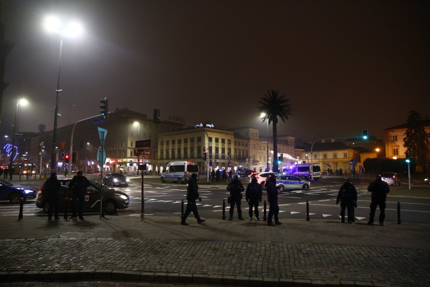 Sylwester 2020. Warszawa: Protest Obywateli RP na rondzie de Gaulle'a. "Sprawdzali" godzinę policyjną [ZDJĘCIA]