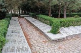Kradzież metalowych tablic i uszkodzenie nagrobków na cmentarzu wojennym w Kołobrzegu