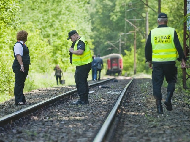 Mężczyzna, który w czwartkowe przedpołudnie zginął pod kołami pociągu miał 24-lata.