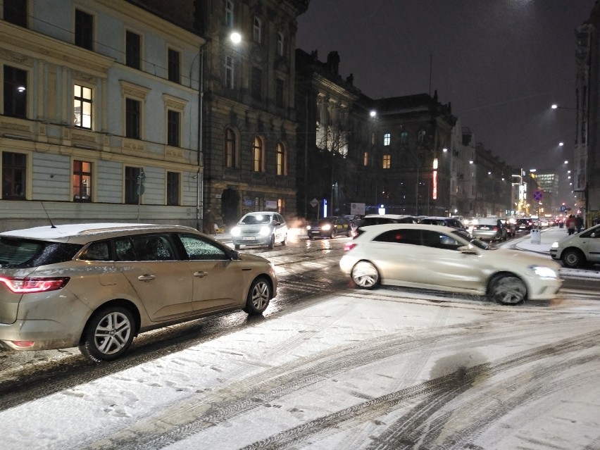 Sypnęło śniegiem we Wrocławiu. Momentalnie zrobiło się biało (ZDJĘCIA)