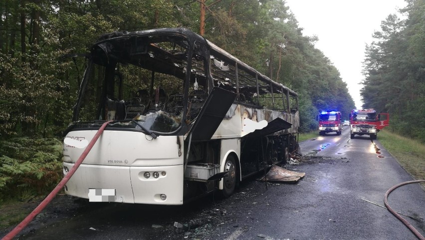 W powiecie koneckim kursowy autobus stanął w płomieniach. Niewiele z niego zostało