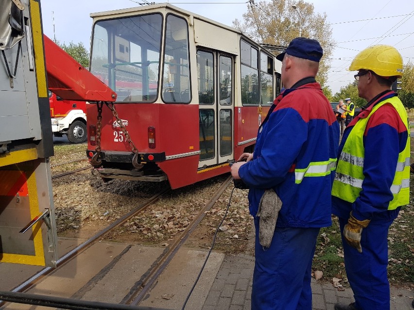 Wykolejony tramwaj po zderzeniu z autobusem na ulicy Wschodniej. Są ranni