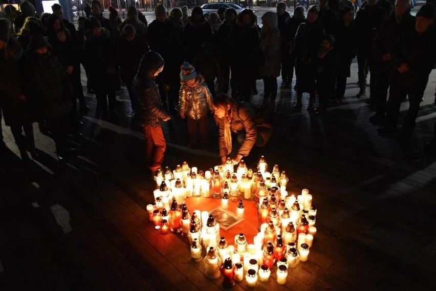 OPOLE. Świetliste serce na pl. Wolności w Opolu. Opolanie...