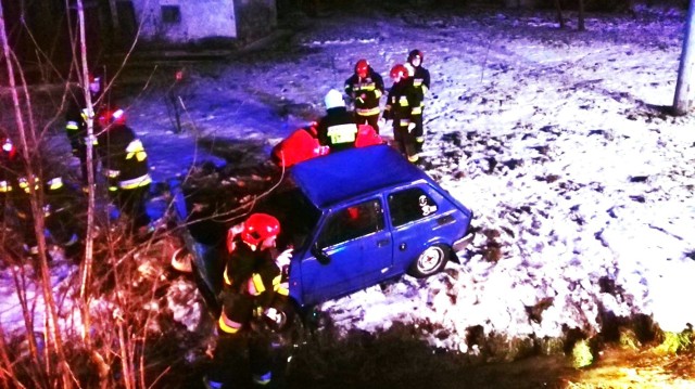 Do wypadku doszło w nocy z piątku na sobotę w Ujkowicach pod Przemyślem. - Kierujący fiatem 126p stracił panowanie nad swoim pojazdem, wypadł z drogi i dachując, zatrzymał się w potoku. Na miejsce zdarzenia zadysponowano dwa zespoły ratownictwa medycznego, straż pożarną PSP, OSP i policję. Jedna poszkodowana, nieprzytomna osoba trafiła do szpitala - powiedział Marek Janowski z Wojewódzkiej Stacji Pogotowia Ratunkowego w Przemyślu.Młody mężczyzna odzyskał przytomność w szpitalu. Był pod wpływem alkoholu. Policja ustala dokładne okoliczności tego zdarzenia.FLESZ: Wypadki drogowe - pierwsza pomoc 