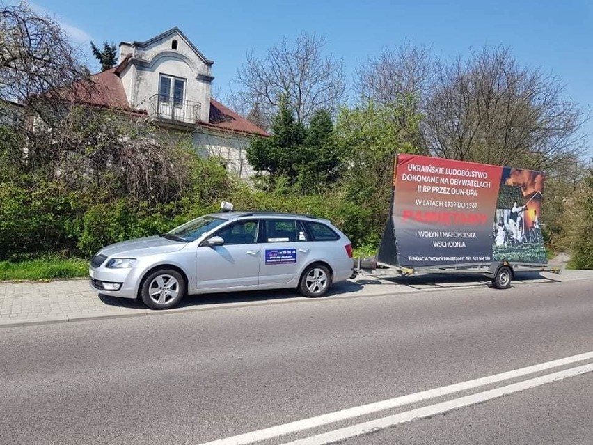 Od wtorku auto z bilbordem Fundacji "Wołyń Pamiętamy" jeździ...