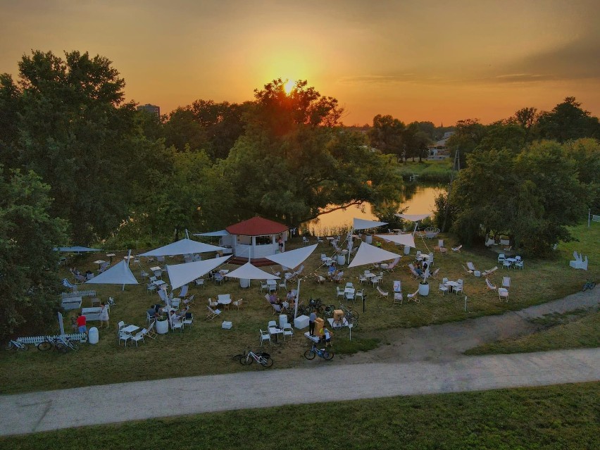 Babie Lato Partynice – pierwszy Picnic Chill Bar we Wrocławiu na Torze Wyścigów Konnych! Wywiad z Piotrem Karwatem