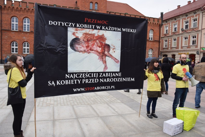Dwie manifestacje w Szczecinku w Dniu Kobiet [zdjęcia, wideo]