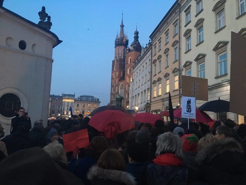 Kraków. Przemarsz strajkujących kobiet [STRAJK KOBIET]