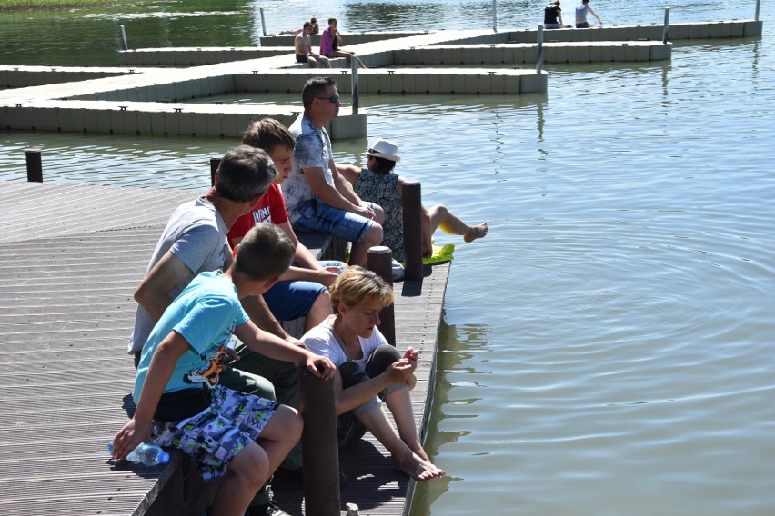 Wystarczy trochę słońca, by plaża nad jeziorem w Wąsoszu...