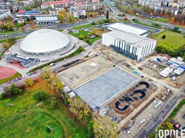 Opolski Park Sportu ma być gotowy w pierwszym kwartale 2021 roku. W hali jest już podwieszana bieżnia, trwają prace wewnątrz budynku. Powstają też nowe boiska i rowerowy pumptrack