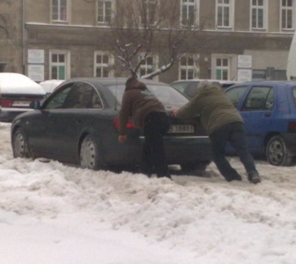 W tym wypadku bez pchania też się nie obeszło. Takie scenki na parkingu przy ul. Reja i Dzierżonia można było oglądać przez cały poniedziałek i wtorek.