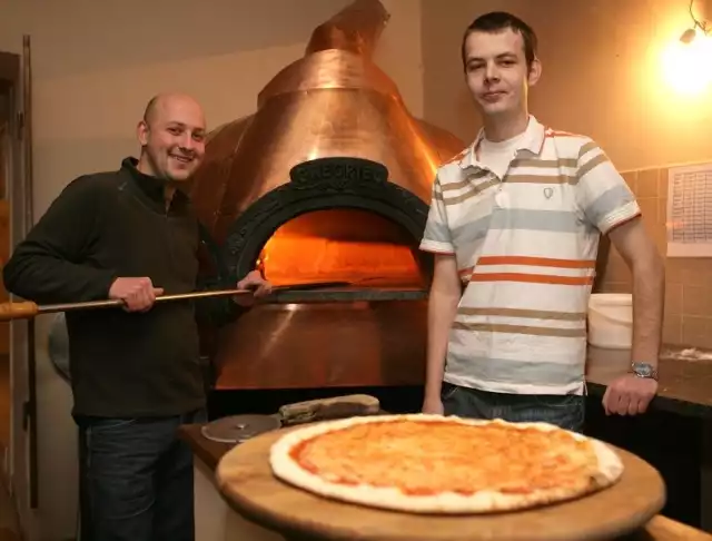 Pizza prosto z pieca. Goście tej pizzeri w Rzeszowie widzą, jak się piecze. Fot. Dariusz Danek