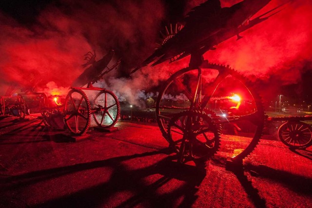 W sobotę w Święto Niepodległości  po godz. 19 tradycyjnie już zapłonęły koszalińskie ptaki Hasiora. Przed pomnik przybyły tłumy mieszkańców Koszalina.