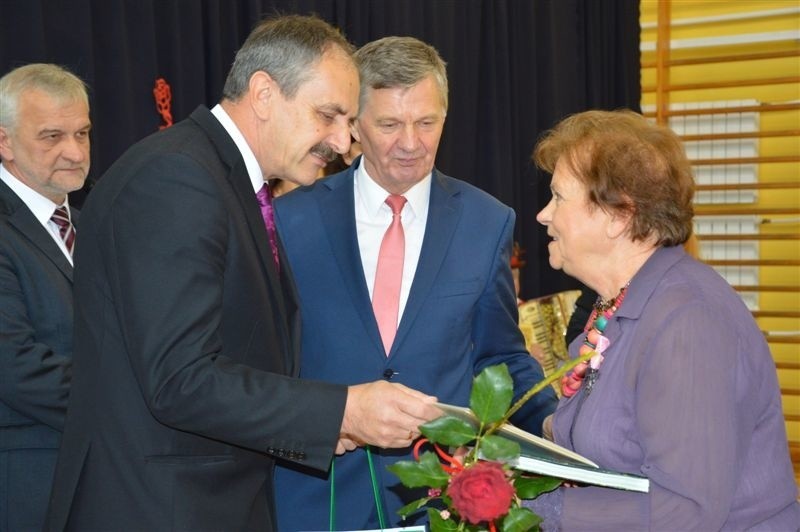Z gratulacjami przybyli starosta Bogdan Pągowski i radny...