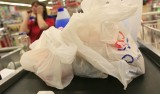 Opłata recyklingowa 2018. Darmowe "foliówki" znikają ze sklepów. Ile kosztuje reklamówka (zrywka)? [cena torebki foliowej w sklepie]